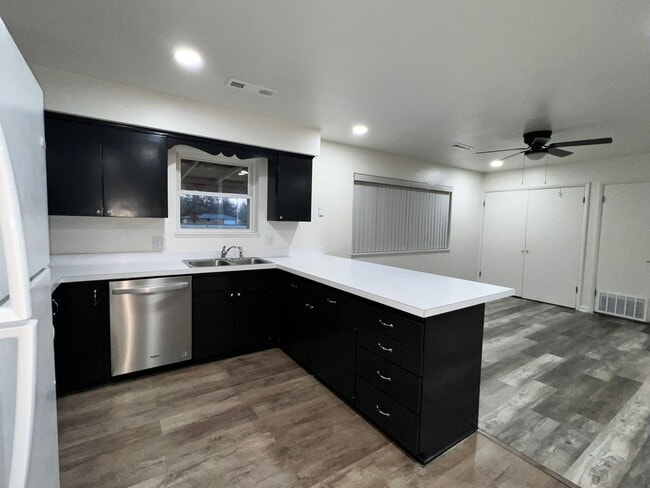 Building Photo - 1708 Theodore Dr