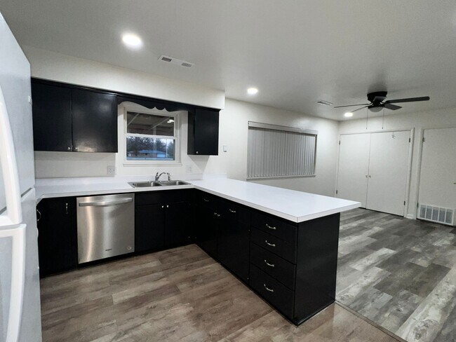 Foto del edificio - 1708 Theodore Dr