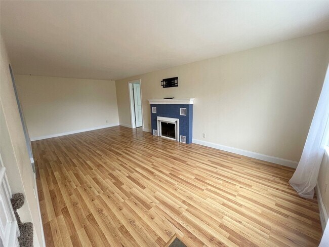 Building Photo - 412 Lyndale Dr