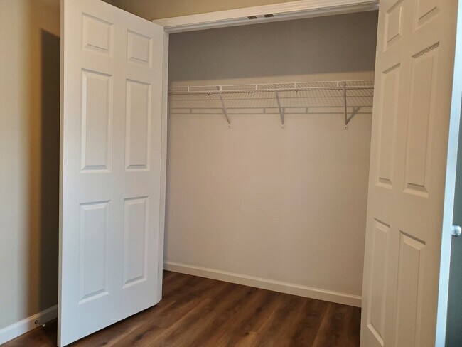 Building Photo - 3 Bed 1 Bath Apartment-Jackson School District