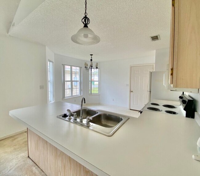 Foto del edificio - 1914 Summer Hills Ln