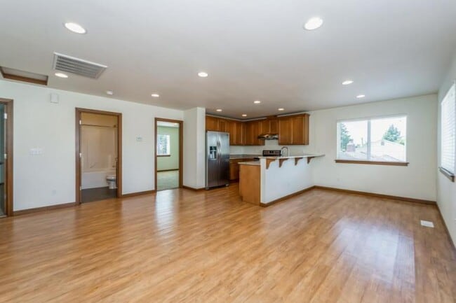 Building Photo - 2 bedroom in Seattle WA 98108