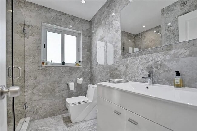 Foto del edificio - 2830 NE 55th St