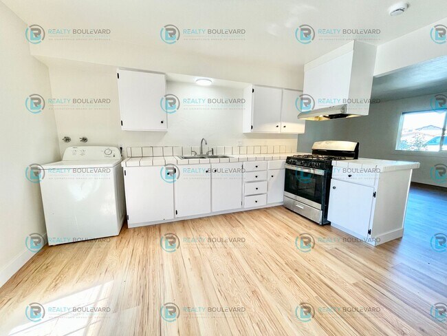 Foto del edificio - 3570-3572 Neil Rd