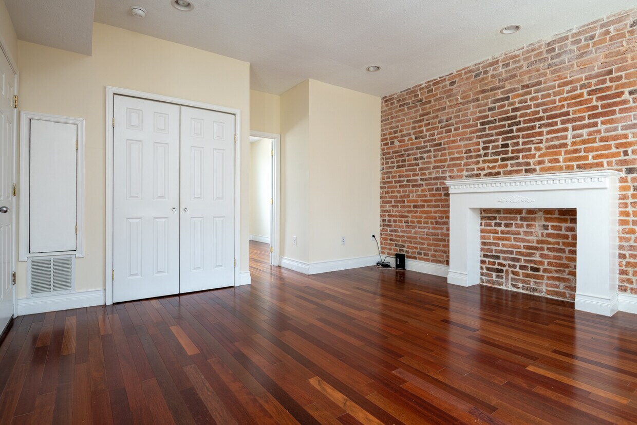 Primary Photo - Charming 1 Bed/1 Bath in Mount Pleasant. P...