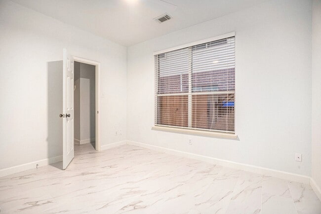 Foto del edificio - 3811 Misty Falls Ln