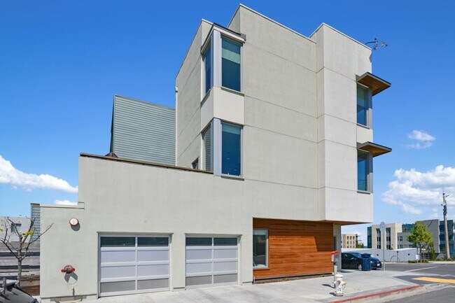Foto del edificio - SF Shipyard - 3 BR, 2.5 BA Townhouse 1,437 Sq. Ft. - 3D Virtual Tour, 2-Car Garage