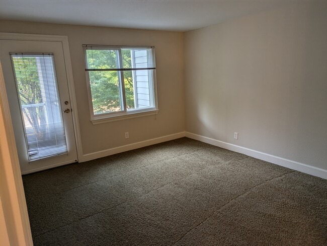 Master bedroom - 520 SE Columbia River Dr
