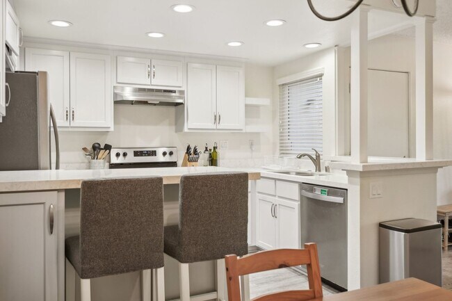 Foto del edificio - Upstairs Bright 2 bedroom Condo