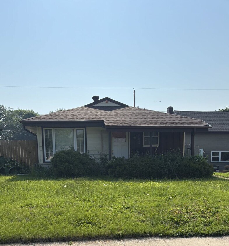 Foto principal - 3br 1.5 ba single family ranch style home,...