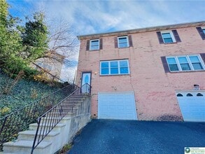 Building Photo - 235 Vista Dr