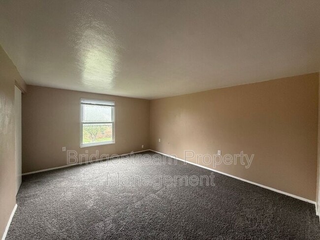 Building Photo - 156 Forest St