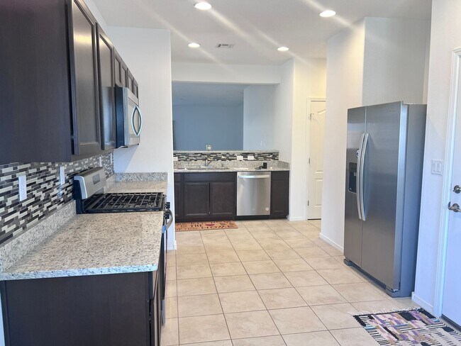 Foto del edificio - Newer 4 Br, 2 Ba, with the major appliance...