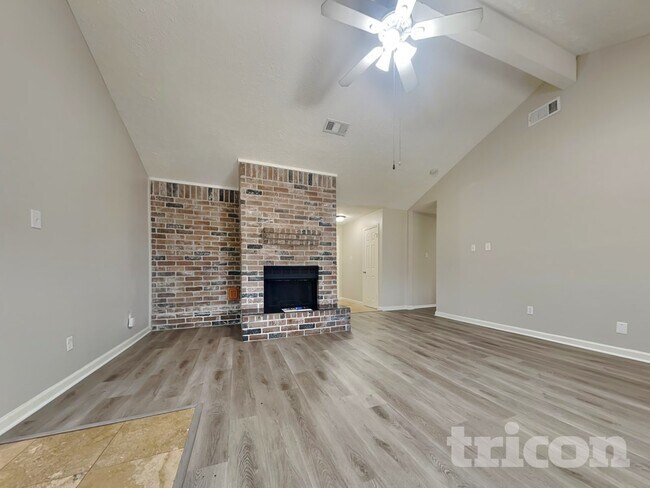 Foto del edificio - 2047 Lexington Woods Dr