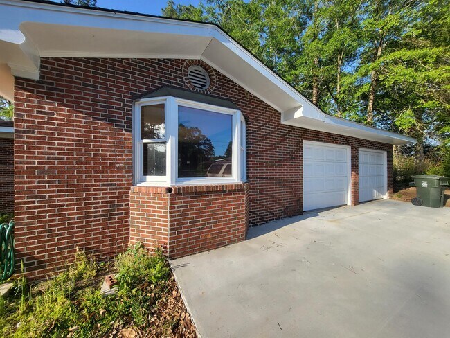 Building Photo - 105 Pinecrest Dr