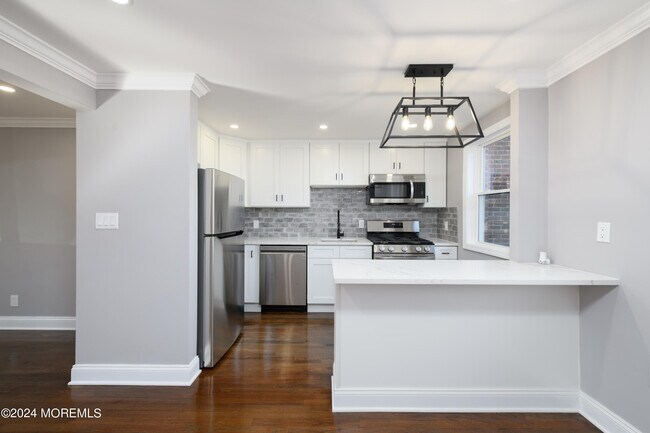 Building Photo - 15 Manor Dr