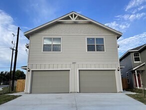 Building Photo - 2207 Lynwood Bnd