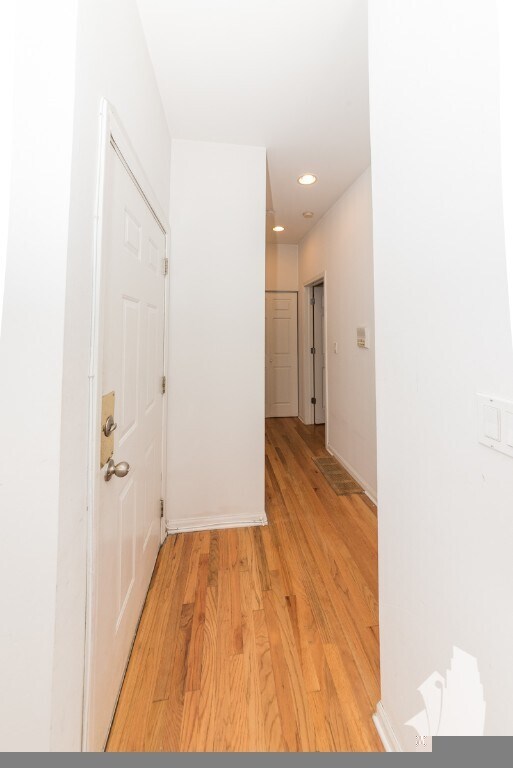 Building Photo - 1042 N Damen Ave