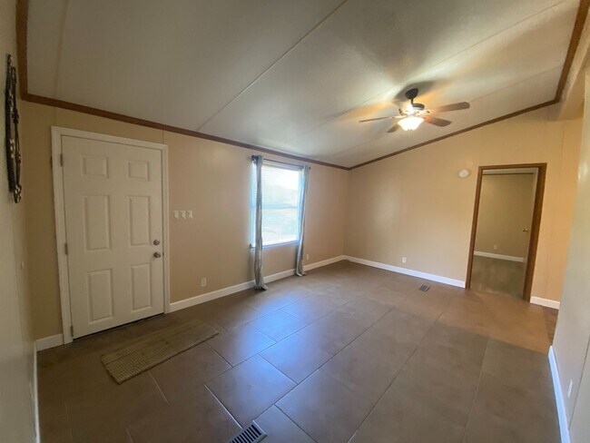 Building Photo - 3 Bedroom 2 Bath