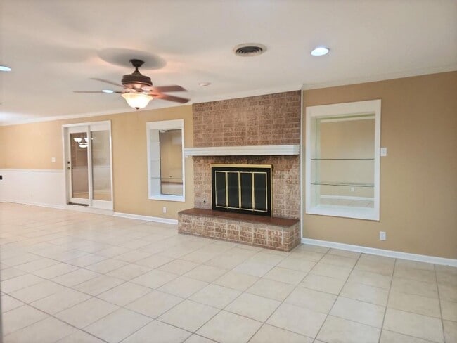 Foto del edificio - 807 Country Club Rd