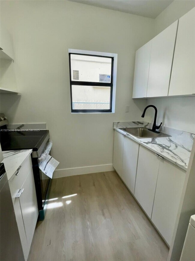 Foto del edificio - 858 NW 3rd St