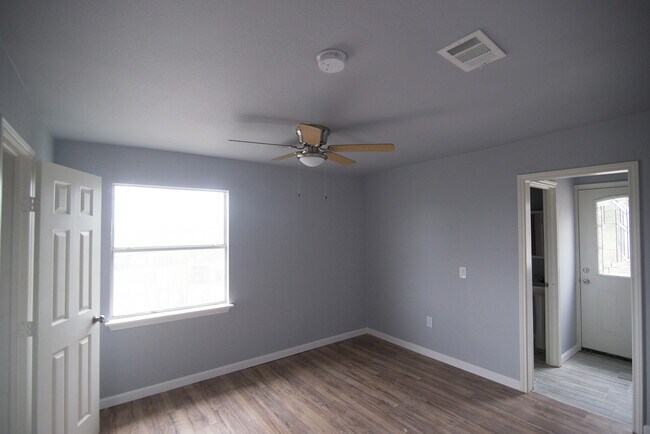 Building Photo - 1st Month Free! BEAUTIFUL 4 bed/3 bath home, Near Downtown!!