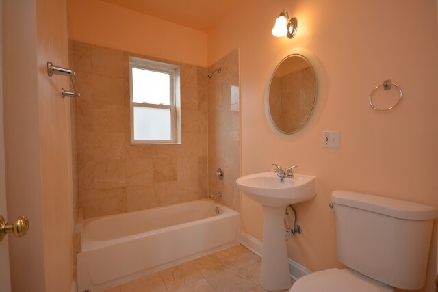 Building Photo - 1063 W Thorndale Ave