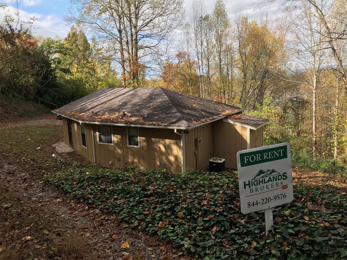 Primary Photo - 394 Lake Ridge Dr