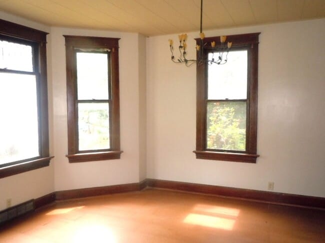 Building Photo - Two Bedroom Home with 2 Baths, Bonus Room ...