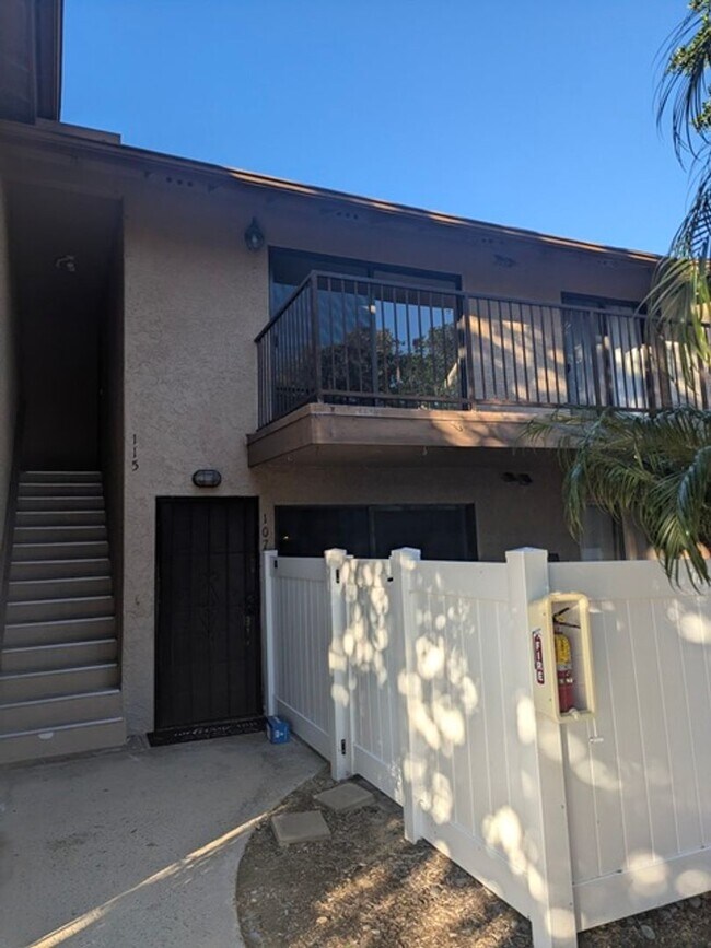 Foto del edificio - 2 Bedroom-1 Bathroom Single Story Condo; 2nd floor unit in Lakeside