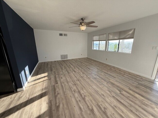 Foto del edificio - Wonderful Home 3 bed 1 bath with a Great Yard