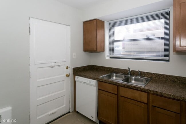 Building Photo - 7347 N Sheridan Rd