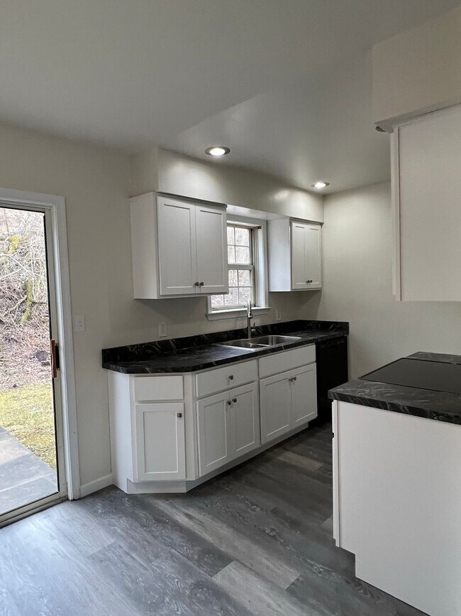 Foto del edificio - 3BR Townhome - Northampton School District