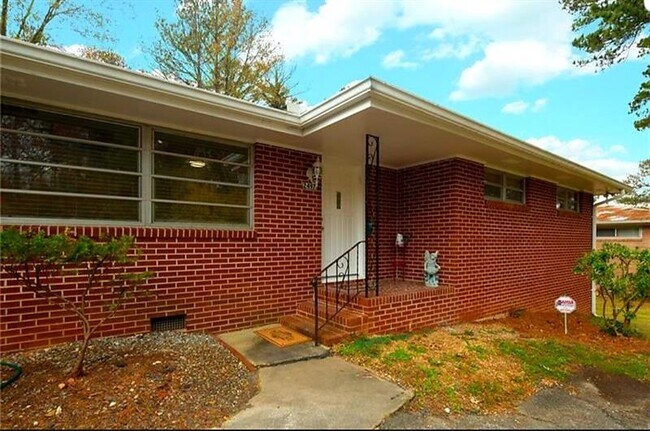 Foto del edificio - 2497 N Druid Hills Rd NE