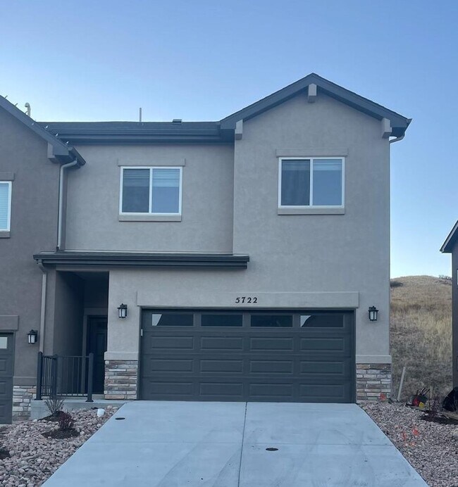 3 Bedroom Luxury End Unit Townhome in Moun... House Rental in Colorado Springs, CO