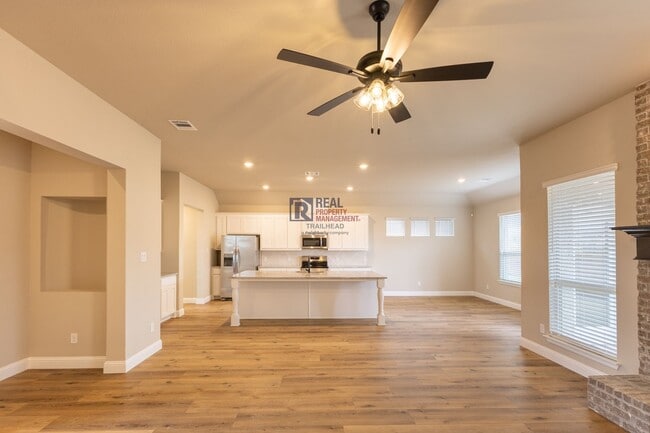 Building Photo - Well-Designed 3 Bed/2 Bath Home with Bonus Office