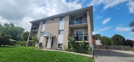 Building Photo - 595 Silverbirch Rd
