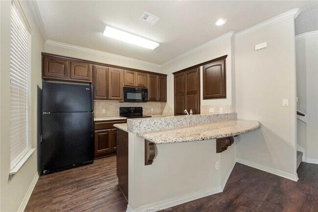 Building Photo - 526 Forest Dr