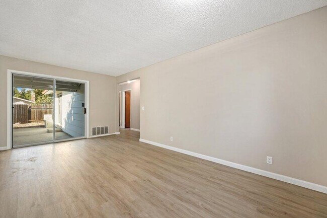 Foto del edificio - 1620 Monarch Ln