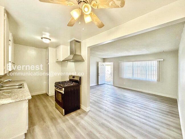 Building Photo - 1434 Plaza del Amo