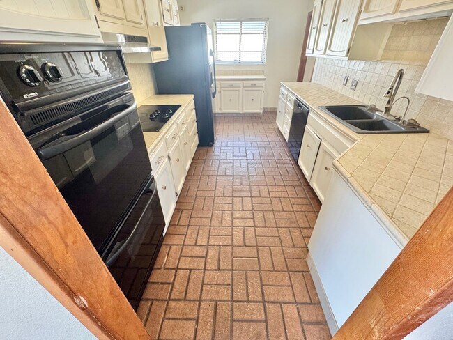Foto del edificio - New Carpet and Paint, NO HOA, 3 Bed, 2 Bath home with Pool.