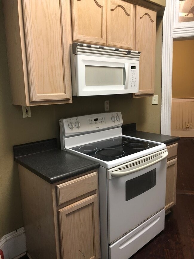Building Photo - DOWNTOWN 3 BEDROOM!