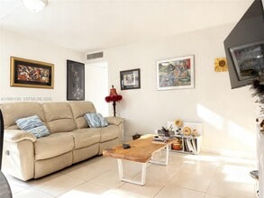 Building Photo - 629 Saxony Pl