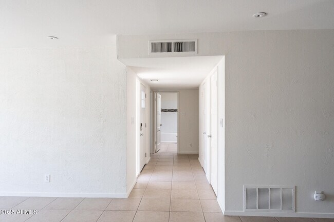 Foto del edificio - 153 Laguna Dr W