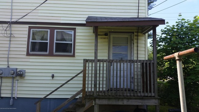 Foto del edificio - 112 Newman Springs Rd