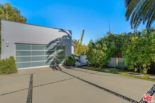 Building Photo - 28927 W Beach Ln