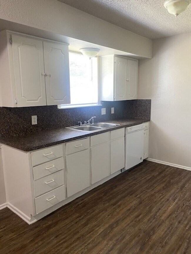 Foto del edificio - Spacious 5 bedroom Home located in the heart of Burleson!