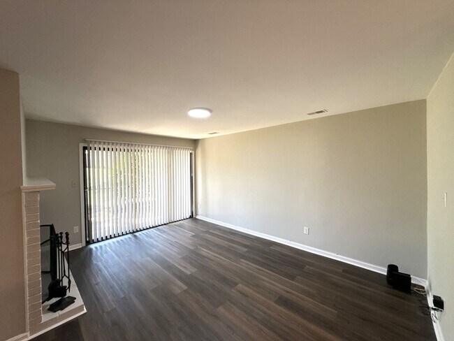 Foto del edificio - T.R. Lawing Realty Property