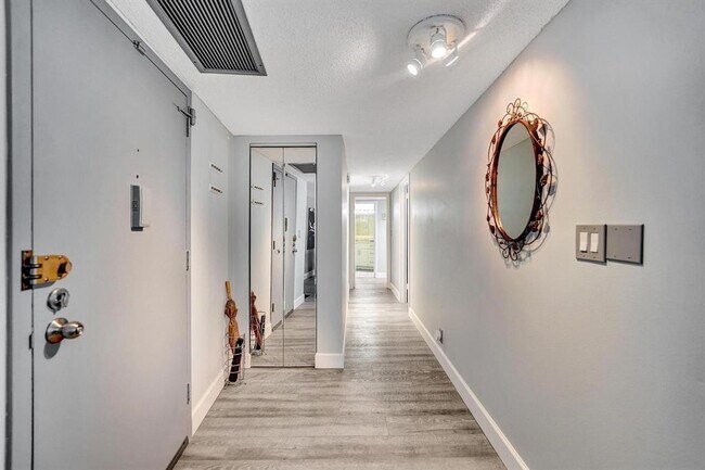 Foto del edificio - 100 Golden Isles Dr