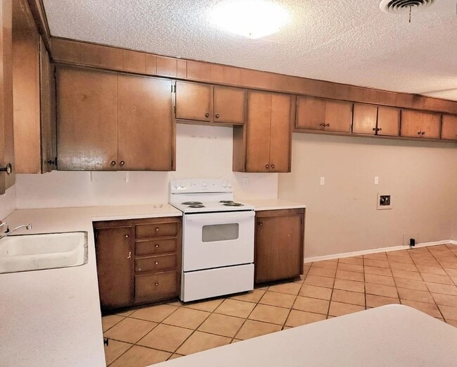 Building Photo - A Charming 2 Bedroom, 1.5 Bath in West Lub...